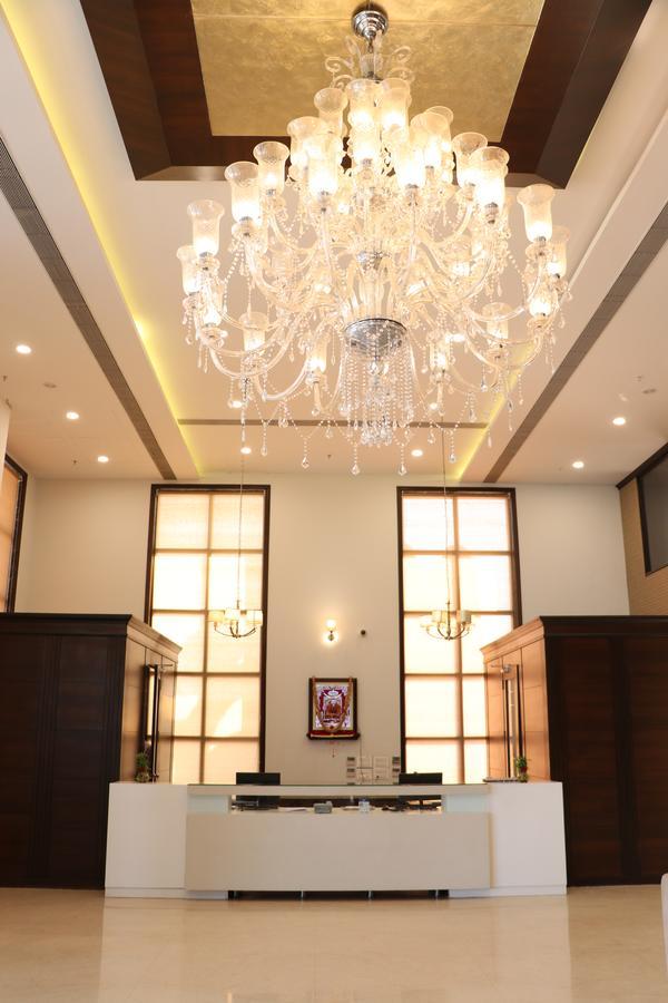 Regenta Central อินดอร์ ภายนอก รูปภาพ